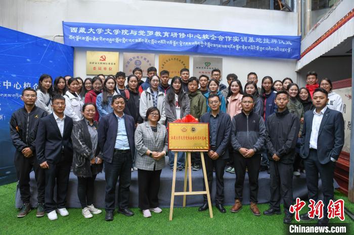 圖為揭牌儀式上合影?！∝暩聛硭?攝