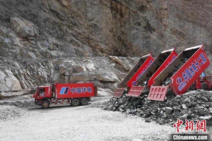 拉哇水電站正式啟動(dòng)大壩填筑?！∪A電金上公司 供圖