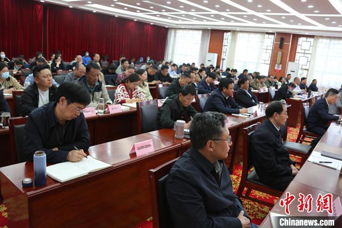 圖為專題黨課現(xiàn)場?！∝暽＠?攝