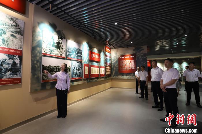 圖為西藏航空一行在臨沂市孟良崮戰(zhàn)役紀(jì)念館開(kāi)展主題教育活動(dòng)?！〗?攝