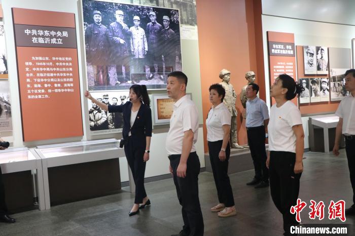 圖為西藏航空一行在臨沂市沂蒙革命紀(jì)念館開(kāi)展主題教育活動(dòng)?！〗?攝