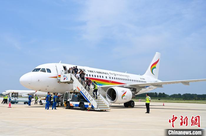 圖為旅客抵達(dá)機(jī)場(chǎng)?！≮w朗 攝