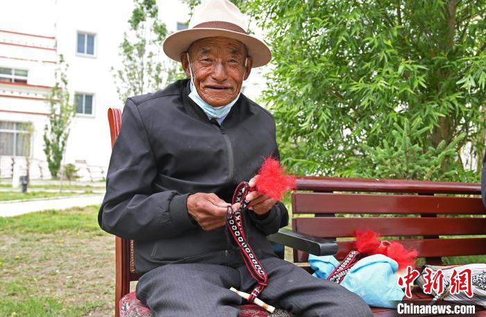 圖為曲松縣特困人員集中供養(yǎng)中心老人在做傳統(tǒng)手工編織?！≮w朗 攝