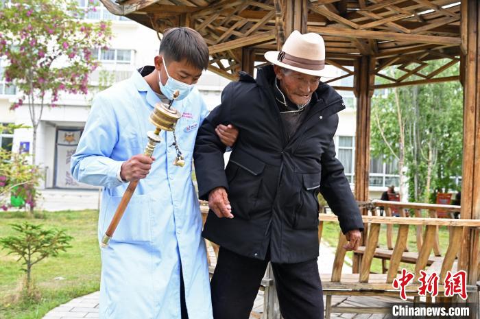 圖為曲松縣特困人員集中供養(yǎng)中心老人索朗歐珠?！≮w朗 攝