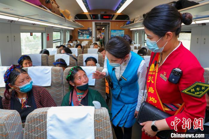 農(nóng)牧民乘坐高原復(fù)興號(hào)動(dòng)車組出行?！≈軔傁?攝