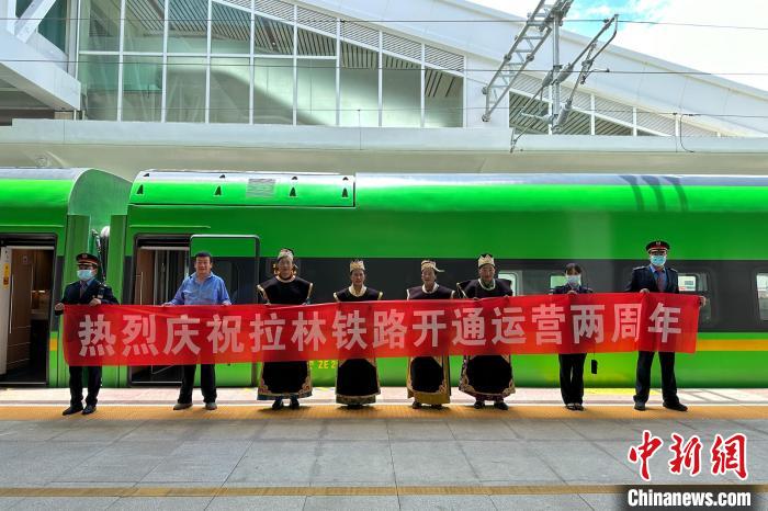 中國(guó)鐵路青藏集團(tuán)有限公司慶祝拉林鐵路開通運(yùn)營(yíng)兩周年?！±詈Ｐ?攝