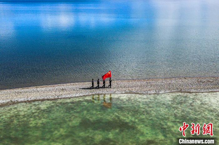 班公湖巡邏現(xiàn)場?！↓埿▲P 攝