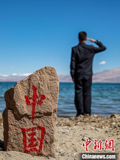 班公湖畔的“中國”標(biāo)記?！↓埿▲P 攝