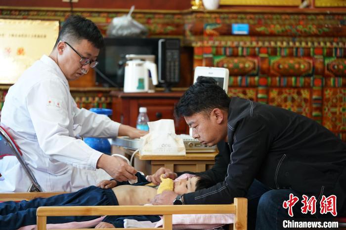 6月27日，西藏康馬縣雙語幼兒園的孩子參加先心病篩查?！√K丹 攝