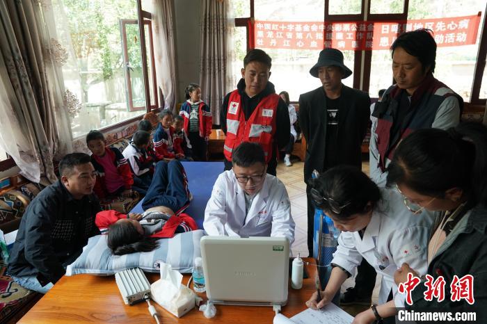 6月27日，西藏康馬縣少崗鄉(xiāng)中心小學(xué)的孩子參加先心病篩查?！√K丹 攝