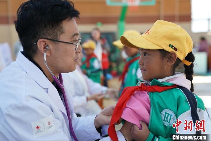 6月27日，西藏康馬縣南尼鄉(xiāng)中心小學(xué)的孩子參加先心病篩查?！√K丹 攝