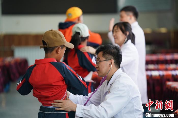 6月26日，西藏日喀則特校的孩子參加先心病篩查?！√K丹 攝