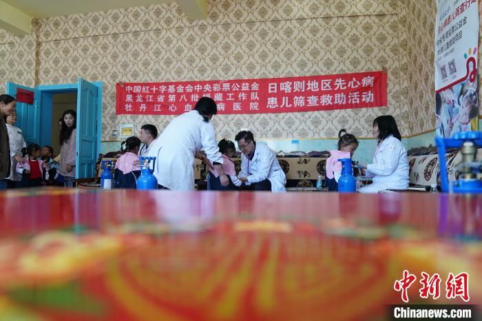 6月27日，西藏康馬縣雙語幼兒園的孩子參加先心病篩查?！√K丹 攝
