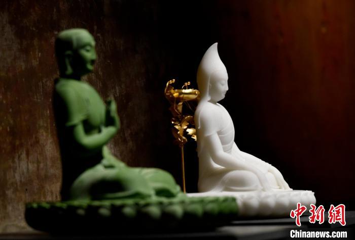 圖為展覽中圍繞西藏歷史與傳統(tǒng)創(chuàng)作的雕塑作品?！±盍?攝