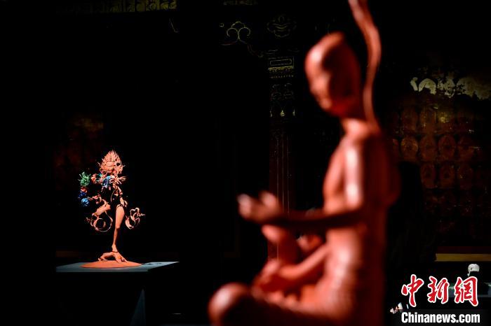 圖為展覽中圍繞西藏歷史與傳統(tǒng)創(chuàng)作的雕塑作品?！±盍?攝