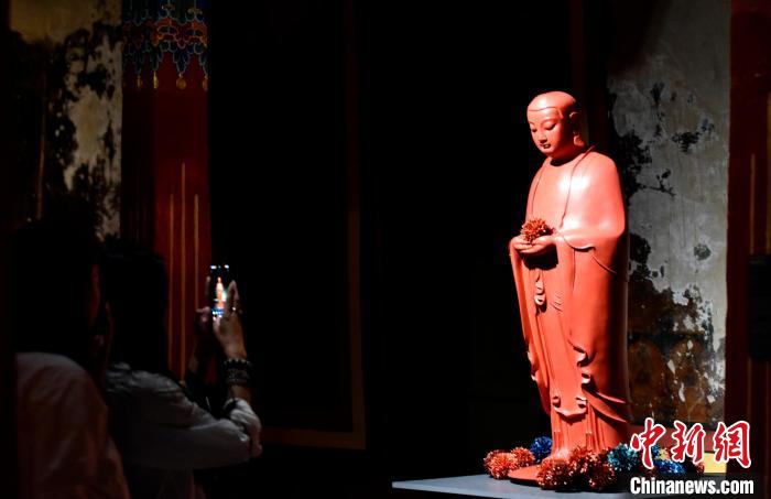 圖為觀眾正在欣賞展覽中的雕塑作品。