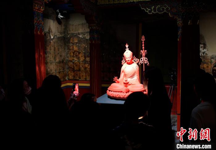 圖為觀眾正在欣賞展覽中的雕塑作品?！±盍?攝