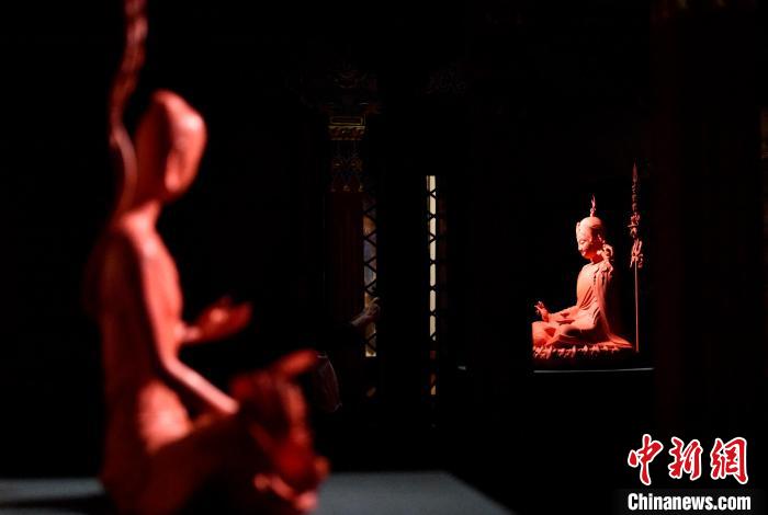 圖為展覽中圍繞西藏歷史與傳統(tǒng)創(chuàng)作的雕塑作品?！±盍?攝