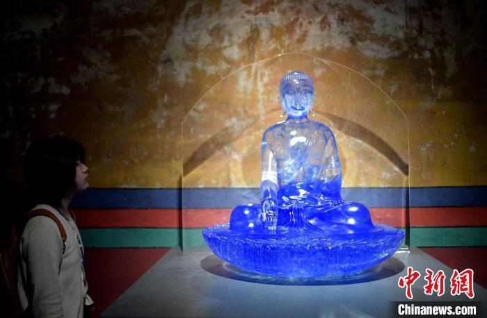 圖為觀眾正在欣賞展覽中的雕塑作品?！±盍?攝