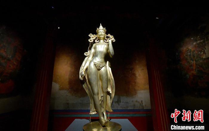 圖為展覽中圍繞西藏歷史與傳統(tǒng)創(chuàng)作的雕塑作品《八萬四千年》?！±盍?攝