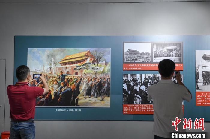 圖為市民參觀《曙光·偉業(yè)——五四運(yùn)動(dòng)與中國(guó)共產(chǎn)黨的成立》“七一”特展?！∝暩聛?lái)松 攝