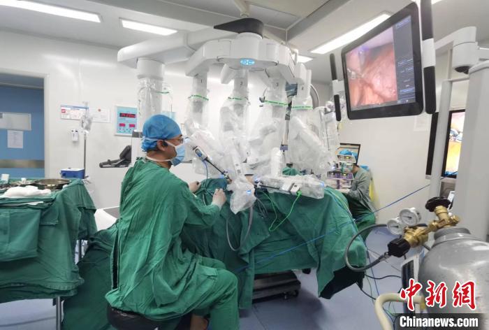 圖為援藏主任郝一昌協(xié)助進行達芬奇機器人手術(shù)?！∥鞑刈灾螀^(qū)人民醫(yī)院供圖