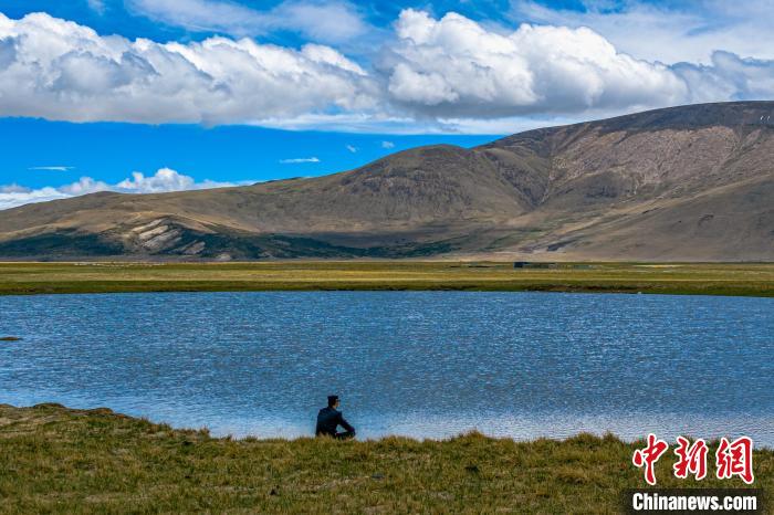 資料圖為執(zhí)勤民警何宗源在公珠湖畔濕地留影?！↓埿▲P 攝