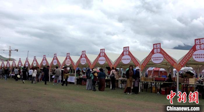圖為熱鬧的“松贊夜市”。　貢桑拉姆 攝