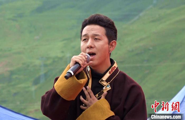 圖為藝人為開幕式獻(xiàn)唱?！∝暽＠?攝