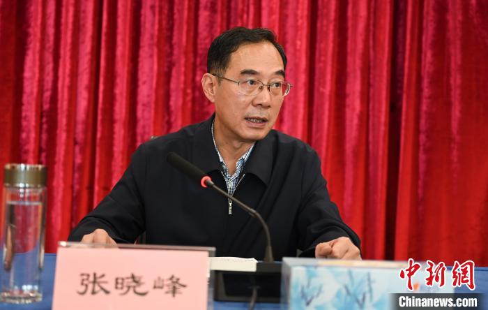 圖為西藏自治區(qū)黨委宣傳部副部長(zhǎng)、西藏廣播電視臺(tái)黨組書(shū)記張曉峰致辭?！≮w朗 攝