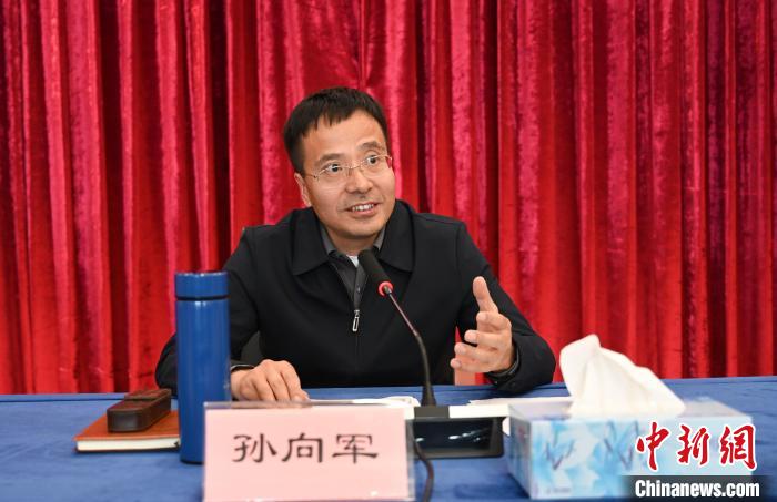 圖為西藏自治區(qū)黨委宣傳部副部長(zhǎng)、自治區(qū)社科院黨組書(shū)記孫向軍主持活動(dòng)?！≮w朗 攝
