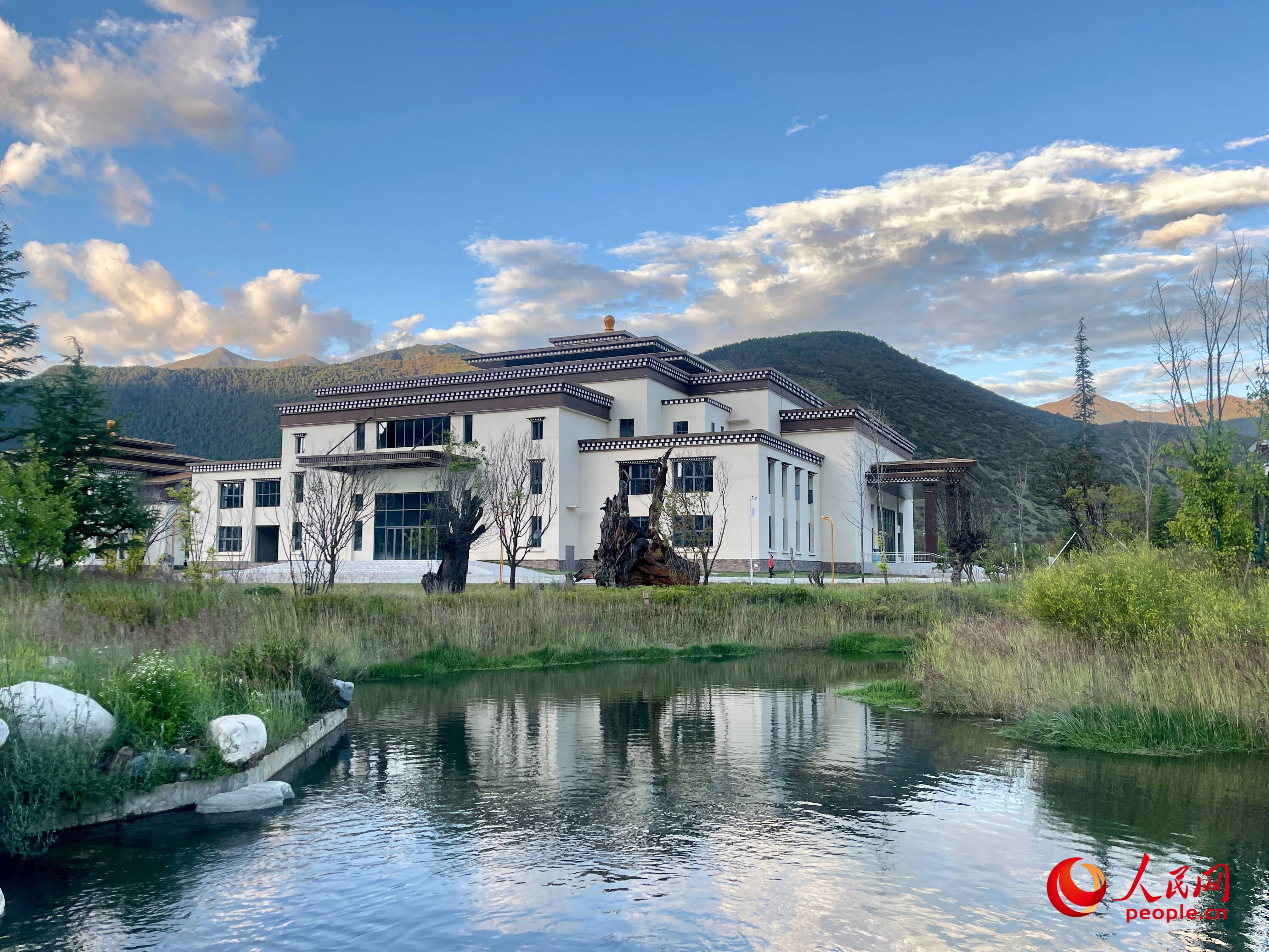 工布公園猶如一幅優(yōu)美畫卷，讓人流連忘返。人民網(wǎng) 周靜圓攝