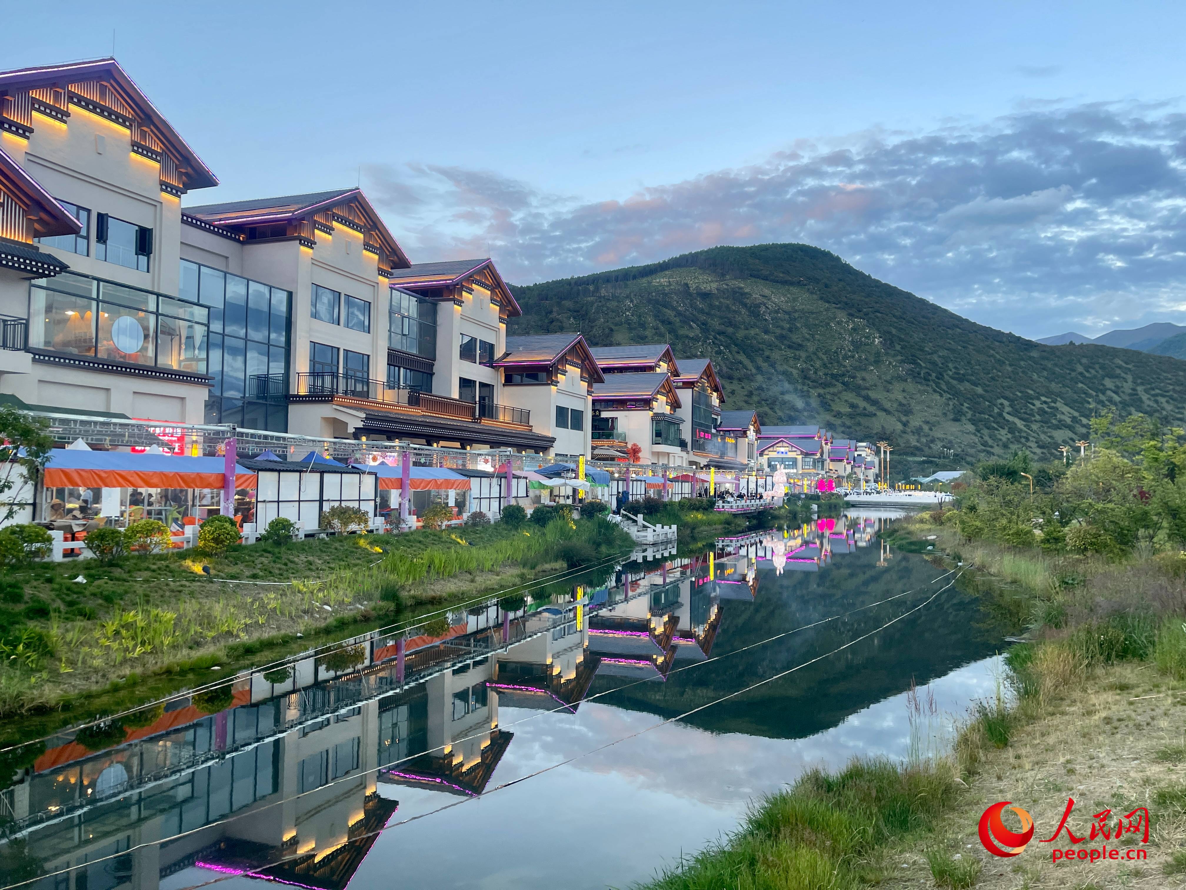 工布公園的一角，風(fēng)景秀麗。人民網(wǎng) 周靜圓攝