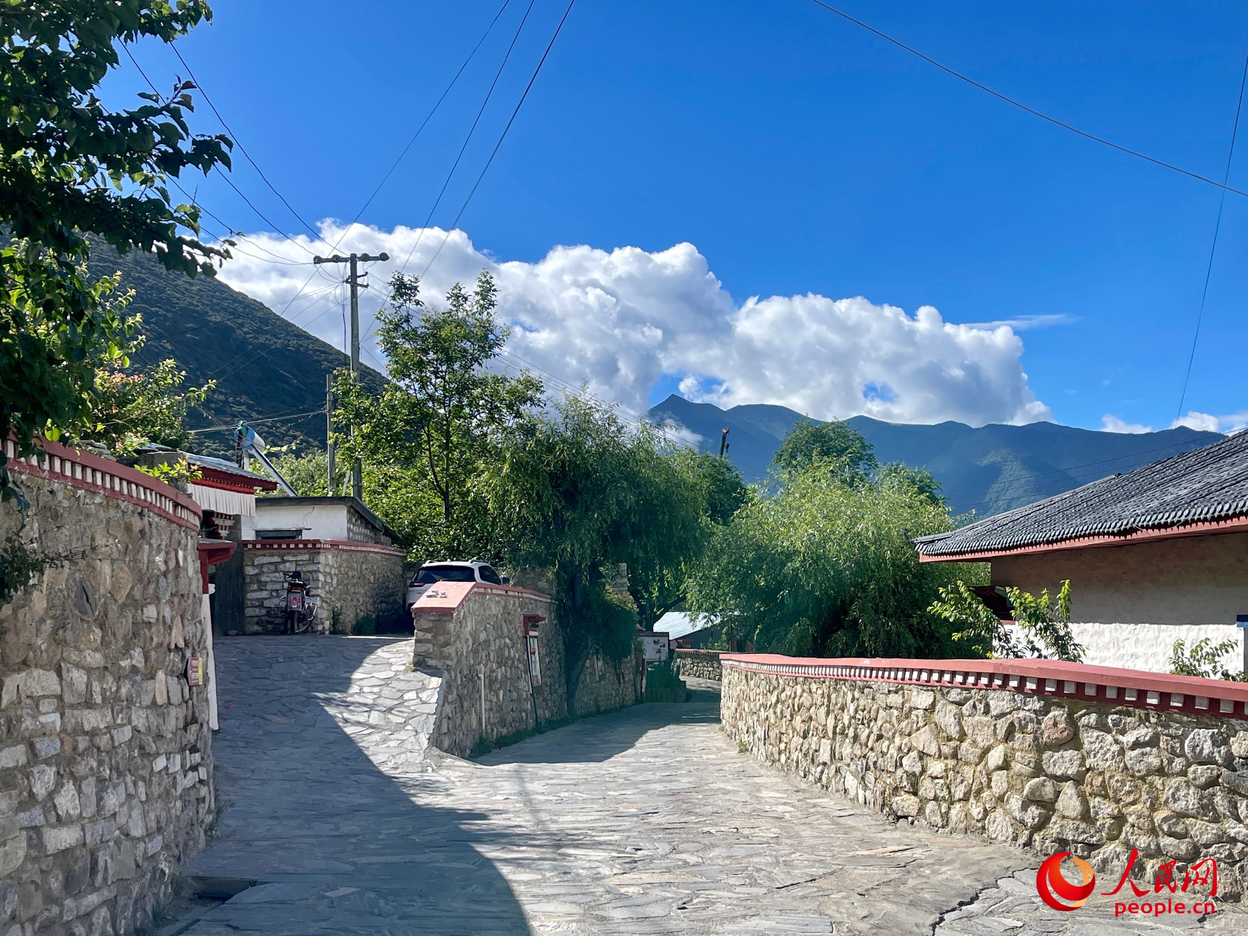 嘎拉村的村貌。人民網(wǎng) 周靜圓攝