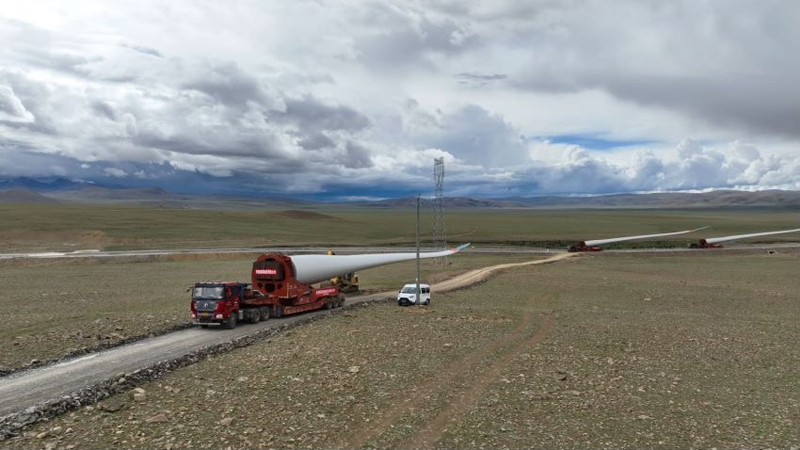 西藏措美哲古風(fēng)電場首批3.6兆瓦風(fēng)電機組運輸。受訪者供圖