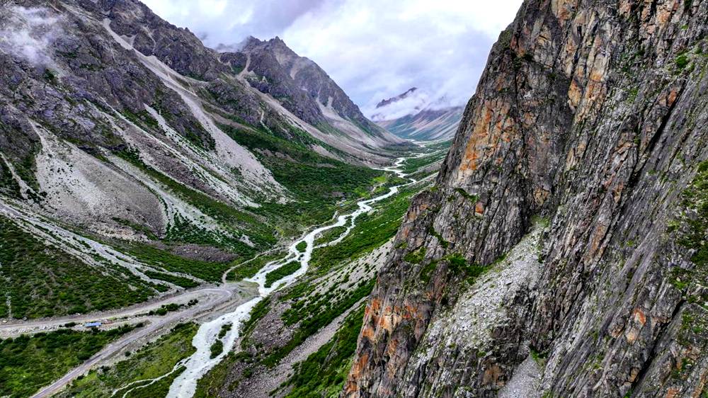 磅礴的河流滋養(yǎng)著山間草木。張澤坤攝