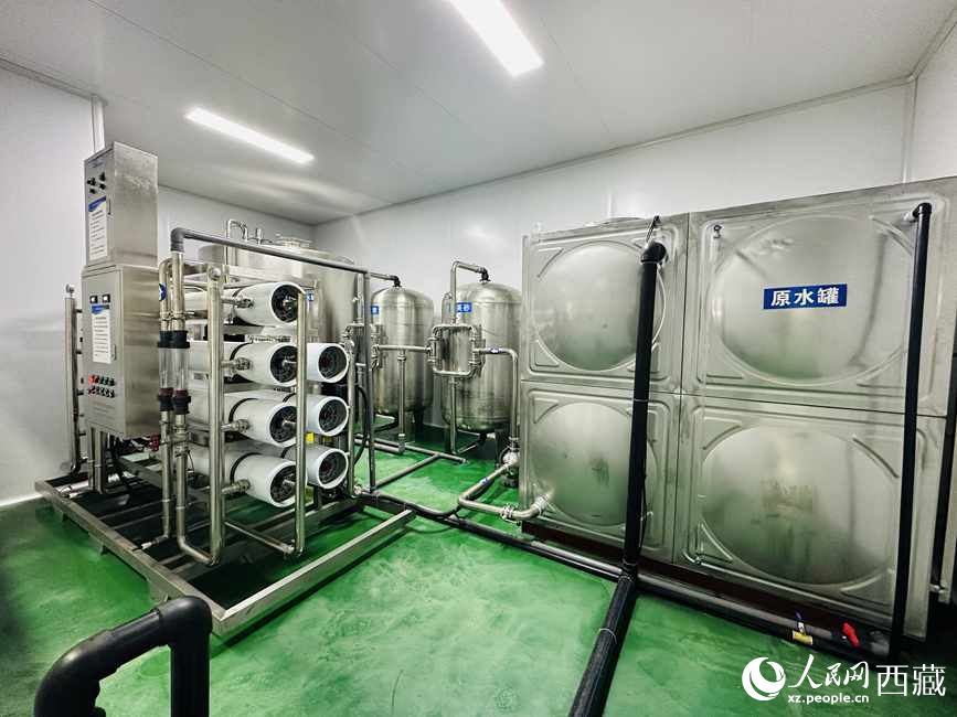 “色達牙泉”礦泉水（桶裝水）生產(chǎn)加工基地。人民網(wǎng)記者 次仁羅布攝