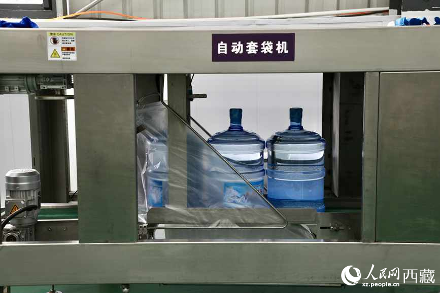 “色達牙泉”礦泉水（桶裝水）生產(chǎn)加工基地。人民網(wǎng)記者 次仁羅布攝