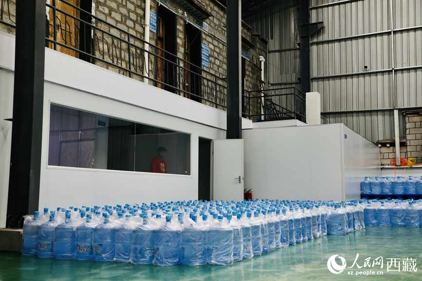 “色達牙泉”礦泉水（桶裝水）生產(chǎn)加工基地。人民網(wǎng)記者 次仁羅布攝