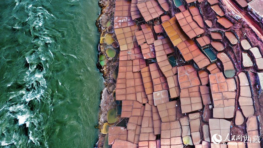 拍攝位于瀾滄江畔的鹽井古鹽田。人民網記者 次仁羅布攝