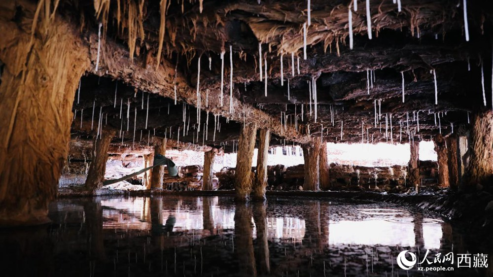 鹽田鹵水滲下的鹽柱。人民網記者 次仁羅布攝