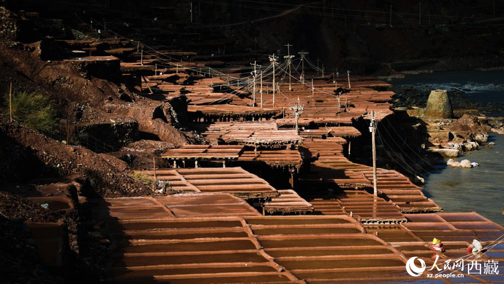大大小小數千塊鹽田，形成一道絕美的風景線。人民網記者 次仁羅布攝