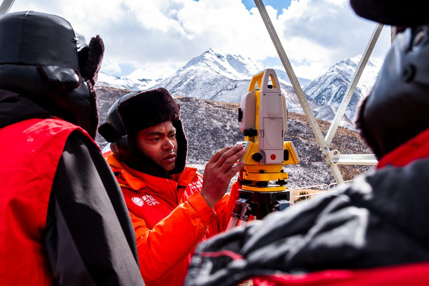 2023年11月30日，西藏自治區(qū)那曲市索縣榮布至丁青縣巴達(dá)35千伏線路工程負(fù)責(zé)人黃小洪（左二）現(xiàn)場開展線路弧測量教學(xué)。趙清鵬攝