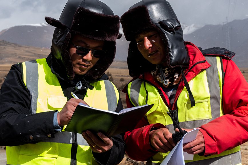 2023年11月30日，西藏自治區(qū)那曲市索縣榮布至丁青縣巴達(dá)35千伏線路工程施工現(xiàn)場人員正在開展現(xiàn)場作業(yè)。趙清鵬攝