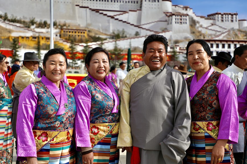 干部群眾身著盛裝在布達(dá)拉宮廣場(chǎng)留影。