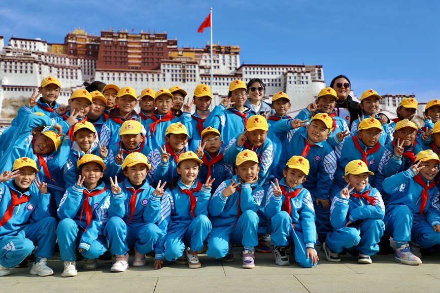 學(xué)生在國(guó)旗下留影。