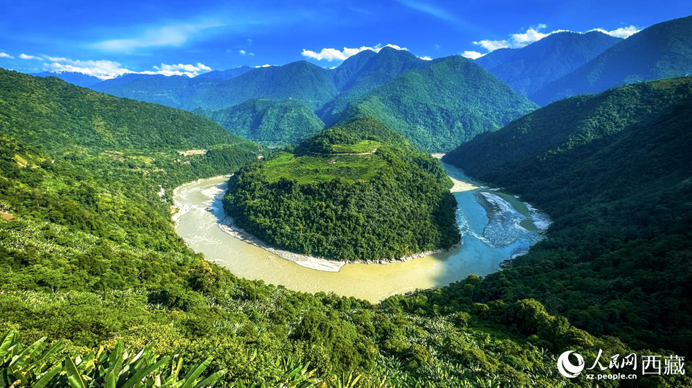 風(fēng)景秀麗、植被繁茂的西藏林芝市墨脫縣果果塘大拐彎。人民網(wǎng)記者 次仁羅布攝