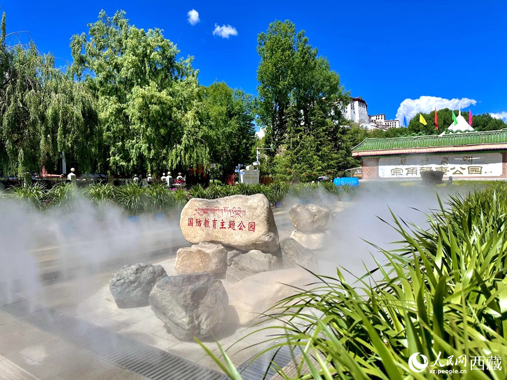 布達(dá)拉宮腳下的宗角祿康公園。