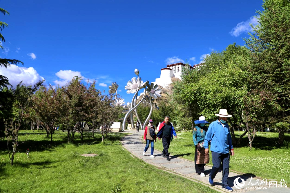 市民在公園內(nèi)散步。