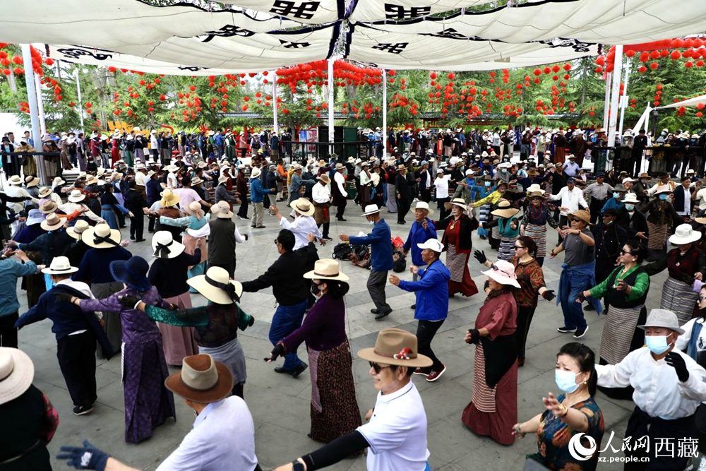 市民在公園內(nèi)跳鍋莊舞。